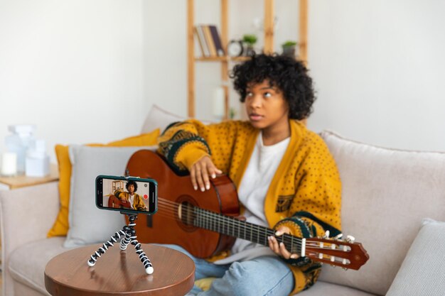 Photo une jeune femme jouant de la guitare.