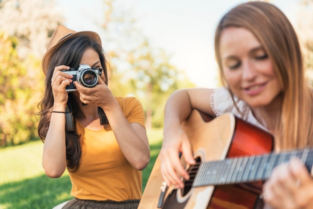 Photo une jeune femme jouant de la guitare.