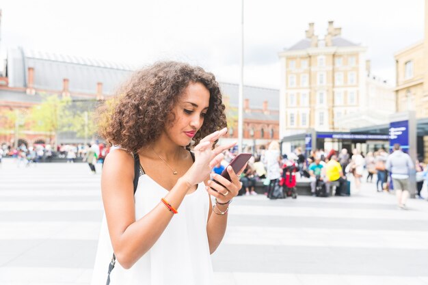 Jeune femme jouant avec un jeu de réalité augmentée à Londres