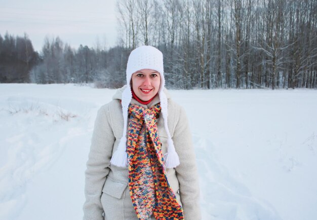 Jeune femme jouant avec de la neige