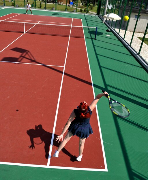 Photo jeune femme joue au tennis à l'extérieur