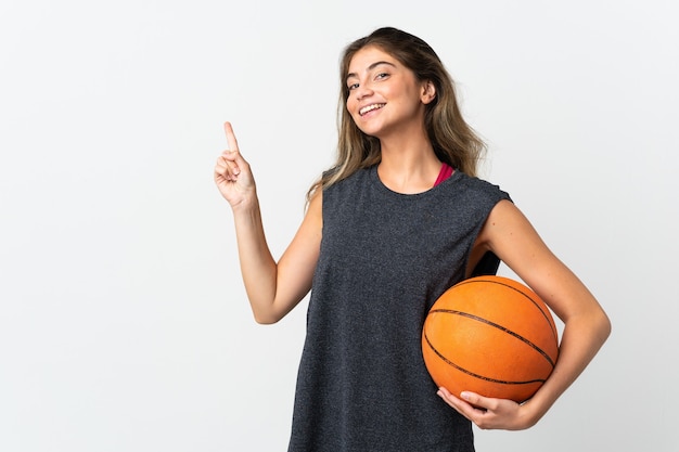 Jeune femme, jouer, basket-ball, isolé