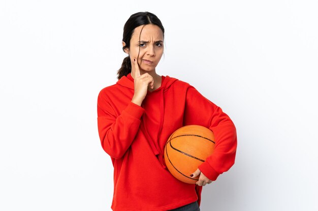 Jeune femme, jouer, basket-ball, isolé