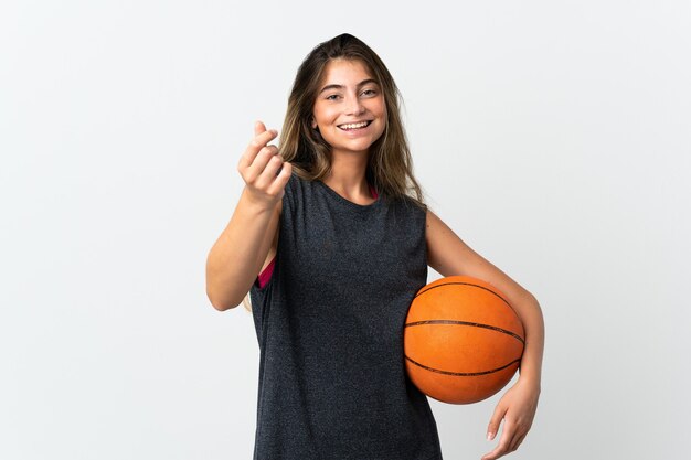 Jeune femme, jouer, basket-ball, isolé