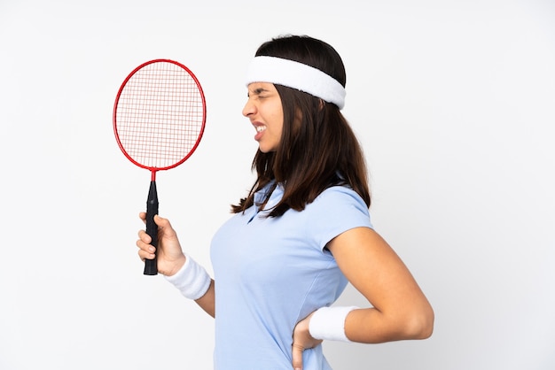 Jeune femme de joueur de badminton sur blanc isolé souffrant de maux de dos pour avoir fait un effort