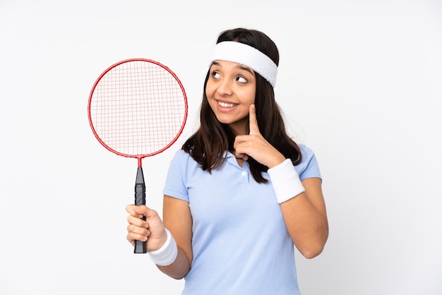 Jeune femme de joueur de badminton isolée pensant une idée tout en levant