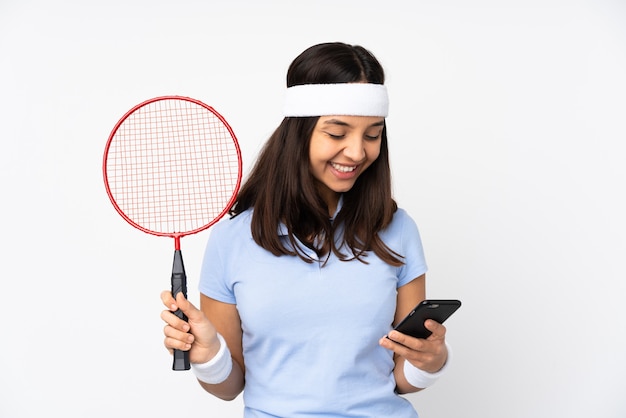 Jeune femme de joueur de badminton isolée