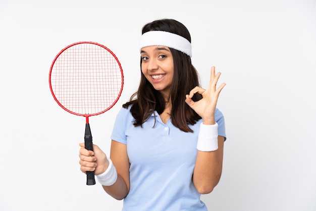 Jeune femme de joueur de badminton isolée