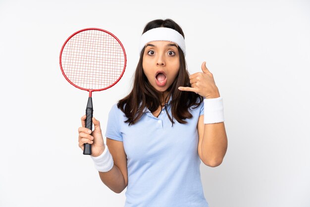 Jeune femme de joueur de badminton isolée