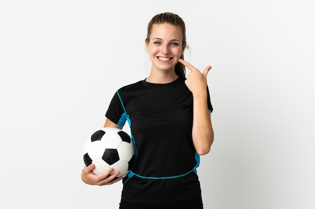 Jeune femme de joueur de football sur blanc donnant un geste de pouce en l'air