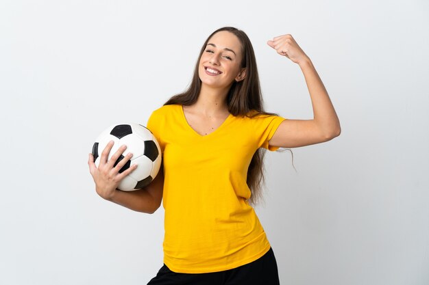 Jeune femme de joueur de football sur fond blanc isolé célébrant une victoire