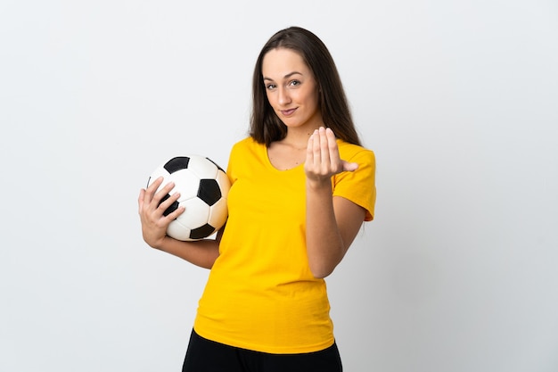 Jeune femme de joueur de football sur fond blanc isolé invitant à venir avec la main. Heureux que tu sois venu