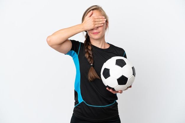 Jeune femme de joueur de football isolée sur fond blanc couvrant les yeux par les mains. Je ne veux pas voir quelque chose