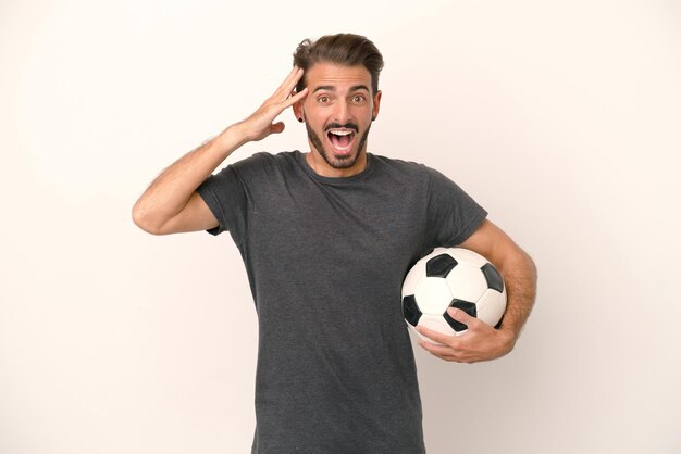 Jeune femme de joueur de football isolée sur fond blanc avec une expression de surprise