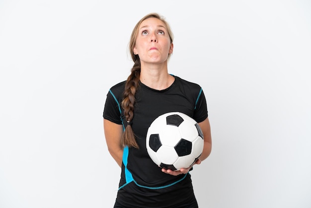 Jeune femme de joueur de football isolée sur fond blanc et levant