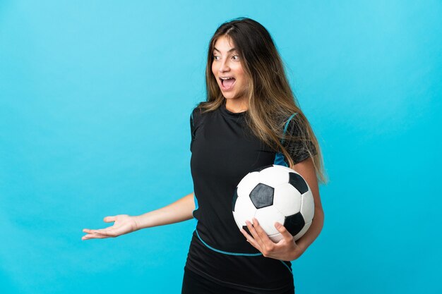 Jeune femme de joueur de football isolée