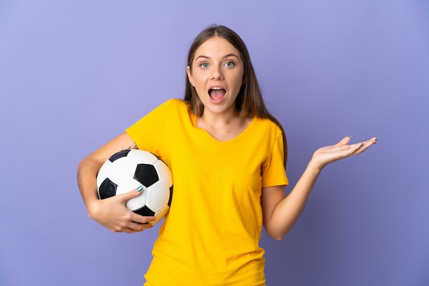 Jeune femme joueur de football lituanien isolée