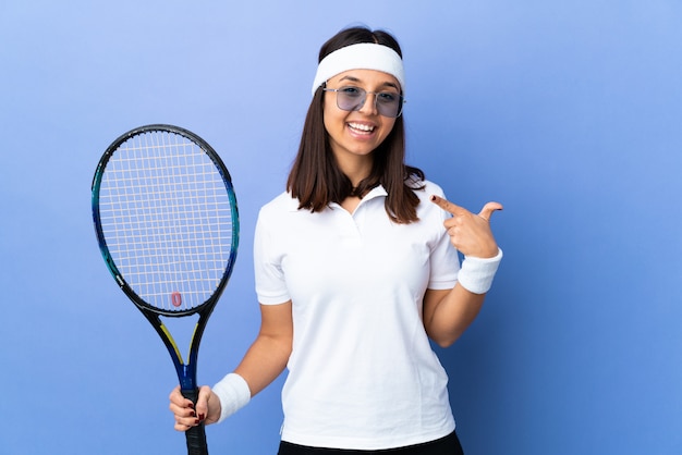 Jeune femme joueur de tennis sur isolé donnant un coup de pouce geste
