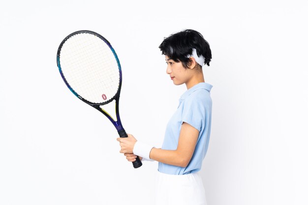 Jeune femme joueur de tennis sur mur