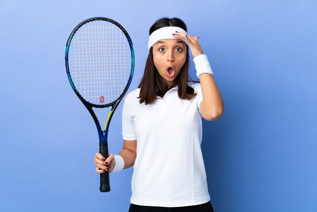 Jeune femme joueuse de tennis sur isolée a réalisé quelque chose et a l'intention de la solution