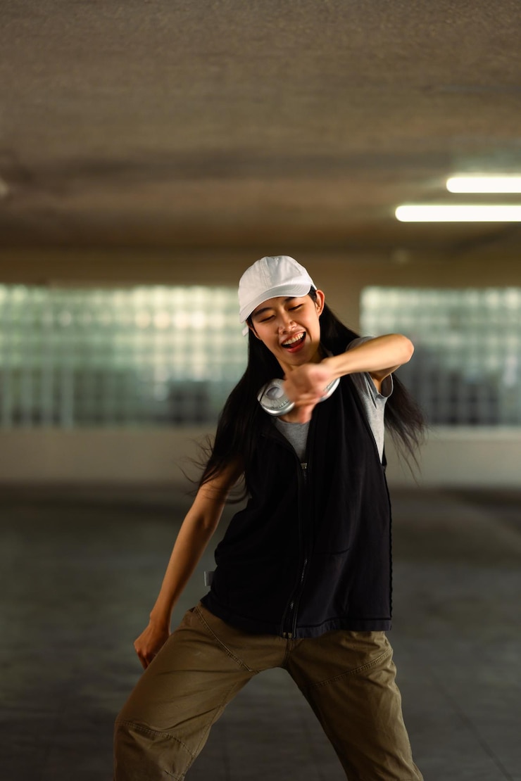 Photo une jeune femme joyeuse exécutant une danse hip-hop dans un parking.