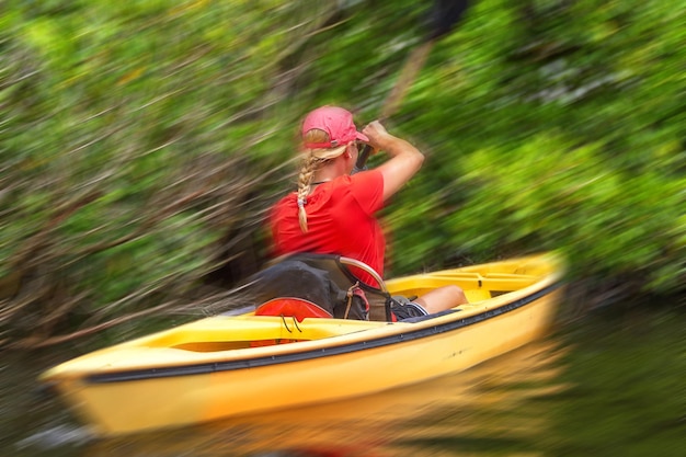 Jeune femme kayak dans le parc national des Everglades avec effet de flou de mouvement