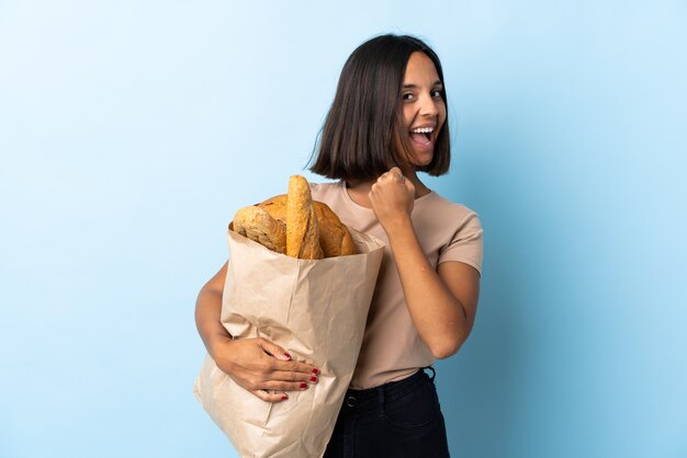 Jeune femme latine achetant des pains