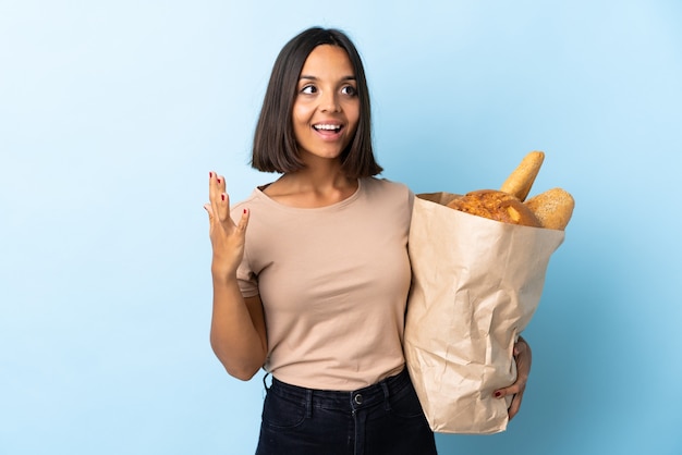 Jeune femme latine, acheter du pain