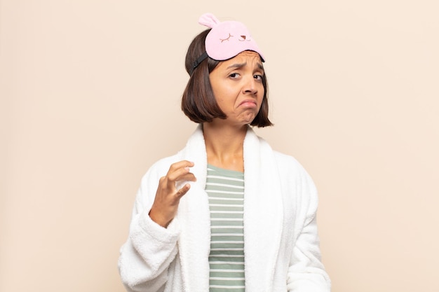 Photo jeune femme latine à l'air arrogante, réussie, positive et fière, pointant vers soi