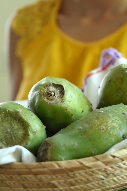 Jeune femme latine aux fruits de thon