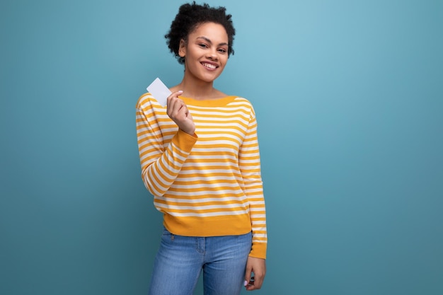 Photo jeune femme latine avec carte de crédit en studio