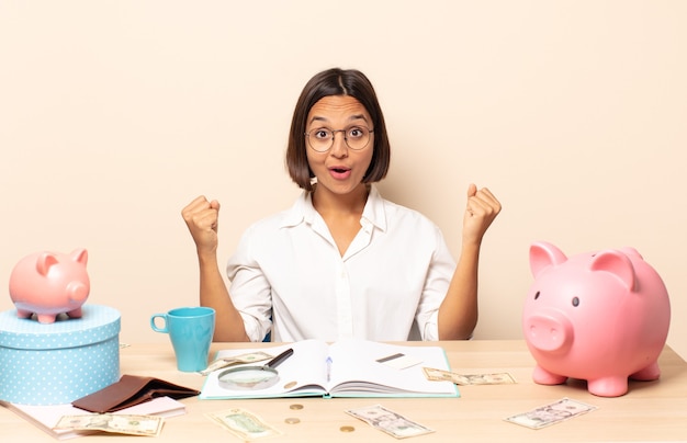 jeune femme latine célébrant un succès incroyable comme un gagnant, l'air excité et heureux en disant: prenez ça!