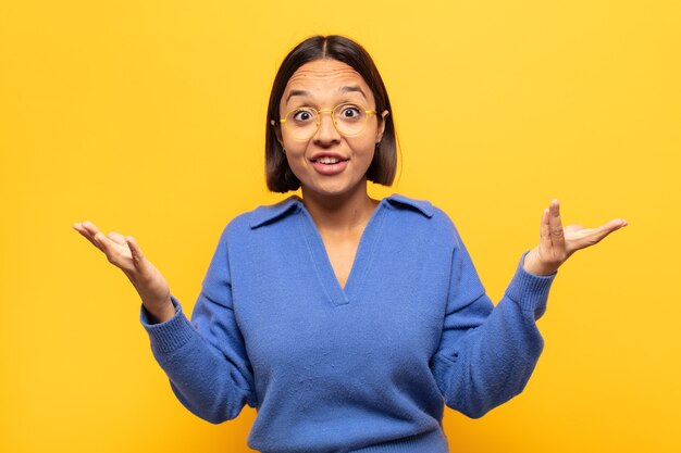 Jeune femme latine célébrant un succès incroyable comme une gagnante, l'air excitée et heureuse en disant: prenez ça!