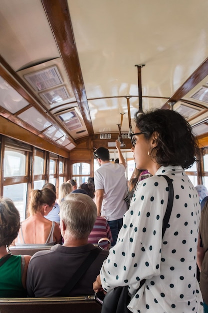 Jeune femme latine à cheval dans le vieux tram Concept de ville quotidienne