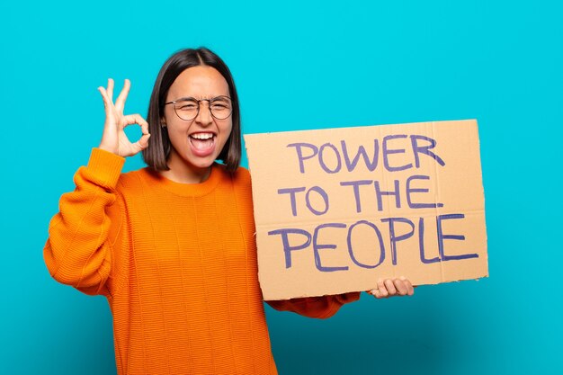 Jeune femme latine. concept de pouvoir au peuple