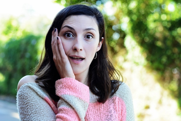 Jeune femme latine avec une expression faciale surprise.