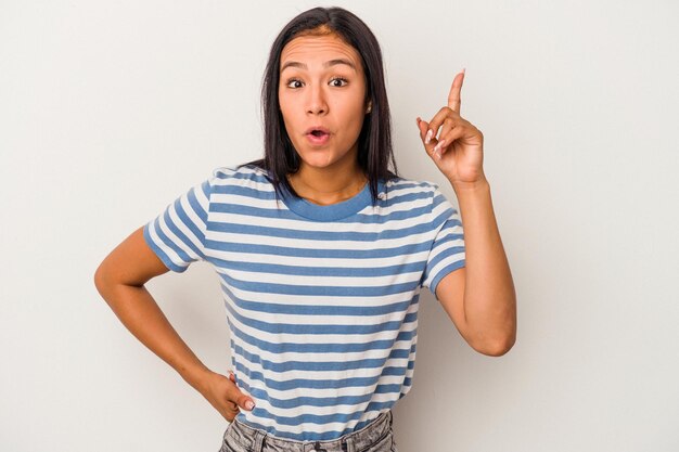 Jeune femme latine isolée sur fond blanc ayant un concept d'inspiration idée