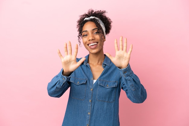 Jeune femme latine isolée sur fond rose comptant dix avec les doigts