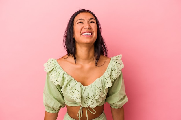 Jeune femme latine isolée sur fond rose criant très en colère, concept de rage, frustré.