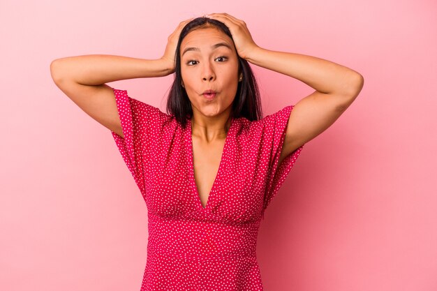 Jeune Femme Latine Isolée Sur Fond Rose Surprise Et Choquée.