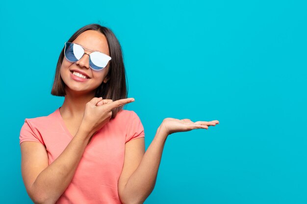 Jeune femme latine avec des lunettes de soleil et un espace de copie