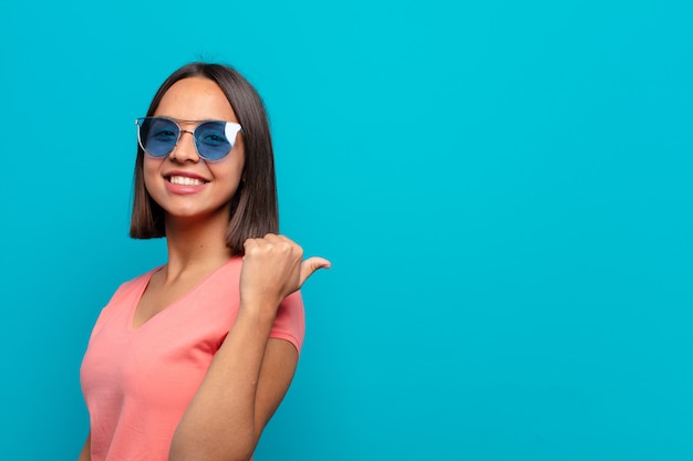 Jeune femme latine avec des lunettes de soleil et un espace de copie