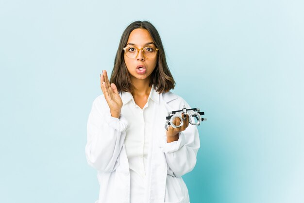 Jeune femme latine oculiste surprise et choquée.