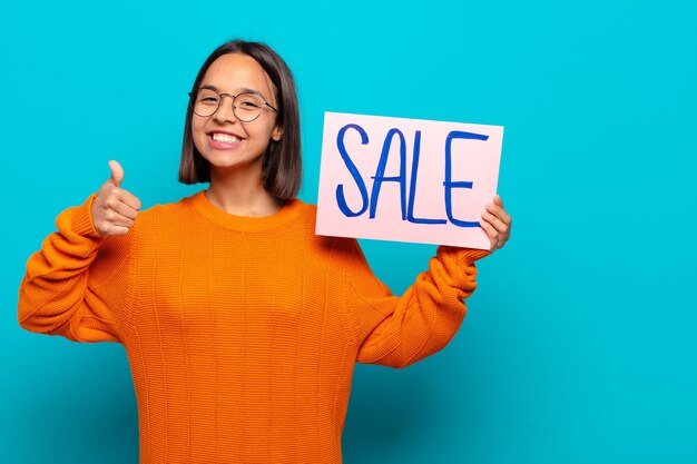 Jeune femme latine avec planche de vente