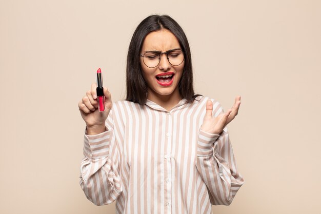 Jeune femme latine à la recherche désespérée et frustrée, stressée, malheureuse et agacée, criant et criant