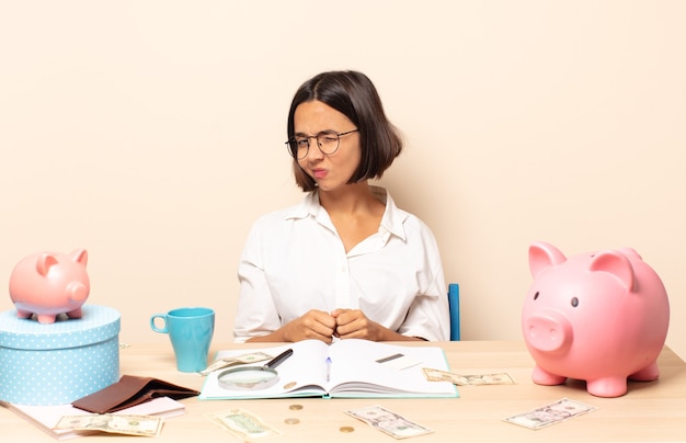 Jeune femme latine à la recherche de plaisir et amical, souriant et un clin d'œil à vous avec une attitude positive