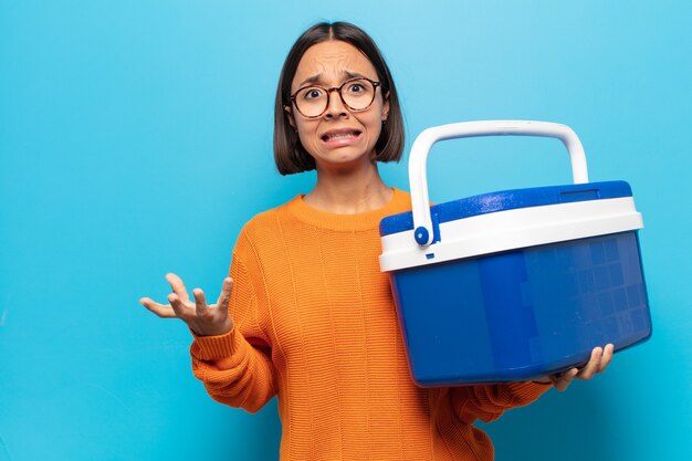 Jeune femme latine se sentant extrêmement choquée et surprise, anxieuse et paniquée, avec un regard stressé et horrifié