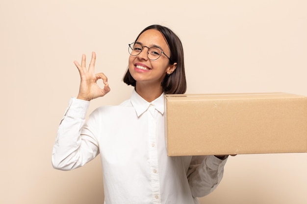 Jeune femme latine se sentant heureuse, détendue et satisfaite, montrant son approbation avec un geste correct, souriant