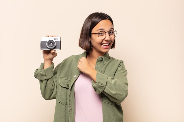 Jeune femme latine se sentant heureuse, positive et réussie, motivée face à un défi ou célébrant de bons résultats