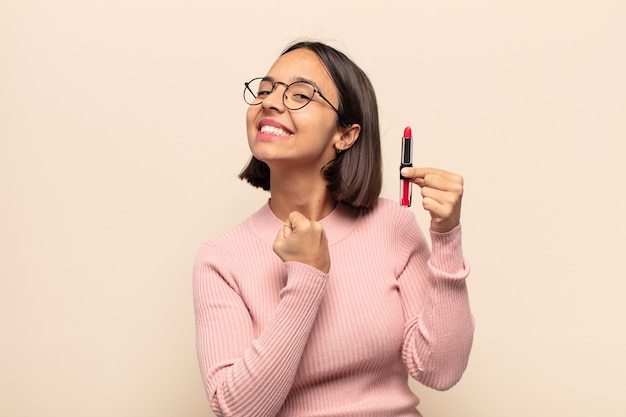 Jeune femme latine se sentant heureuse, positive et réussie, motivée face à un défi ou à la célébration de bons résultats